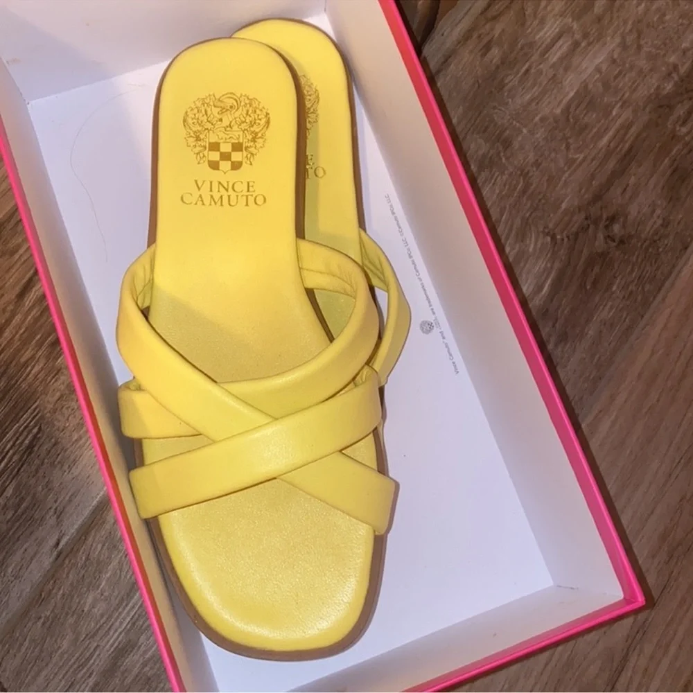 VINCE CAMUTO SLIDES